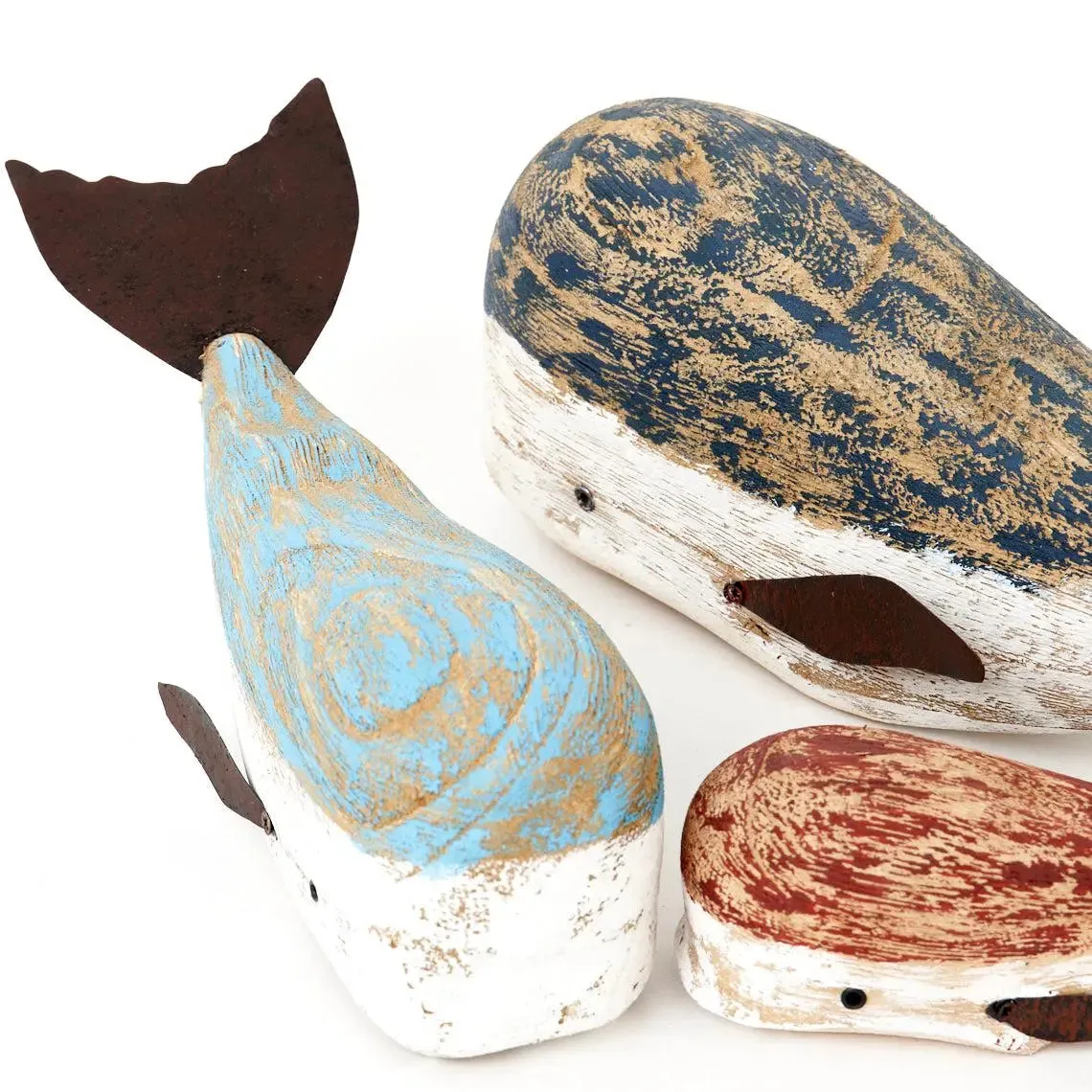 Ballena de madera pintada en tonos azul marino y blanco - D2232