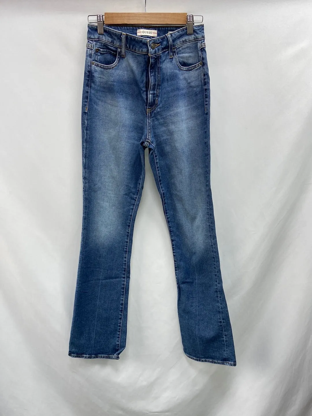 GUESS.Vaqueros modelo "sky high boot" T.s