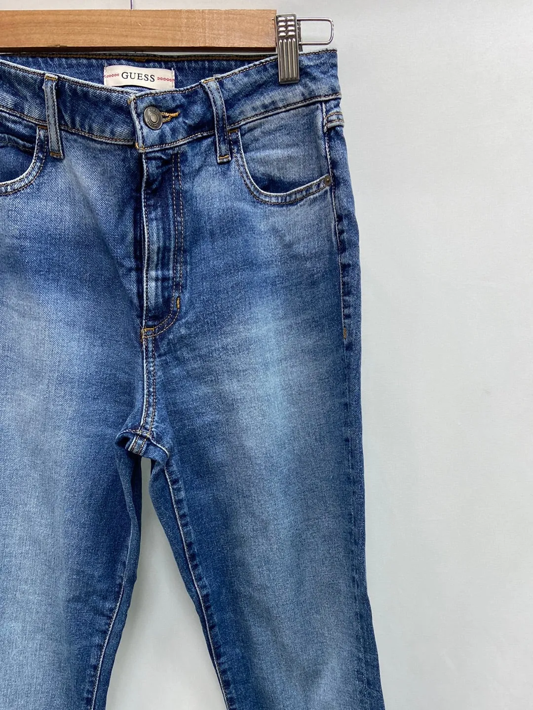 GUESS.Vaqueros modelo "sky high boot" T.s