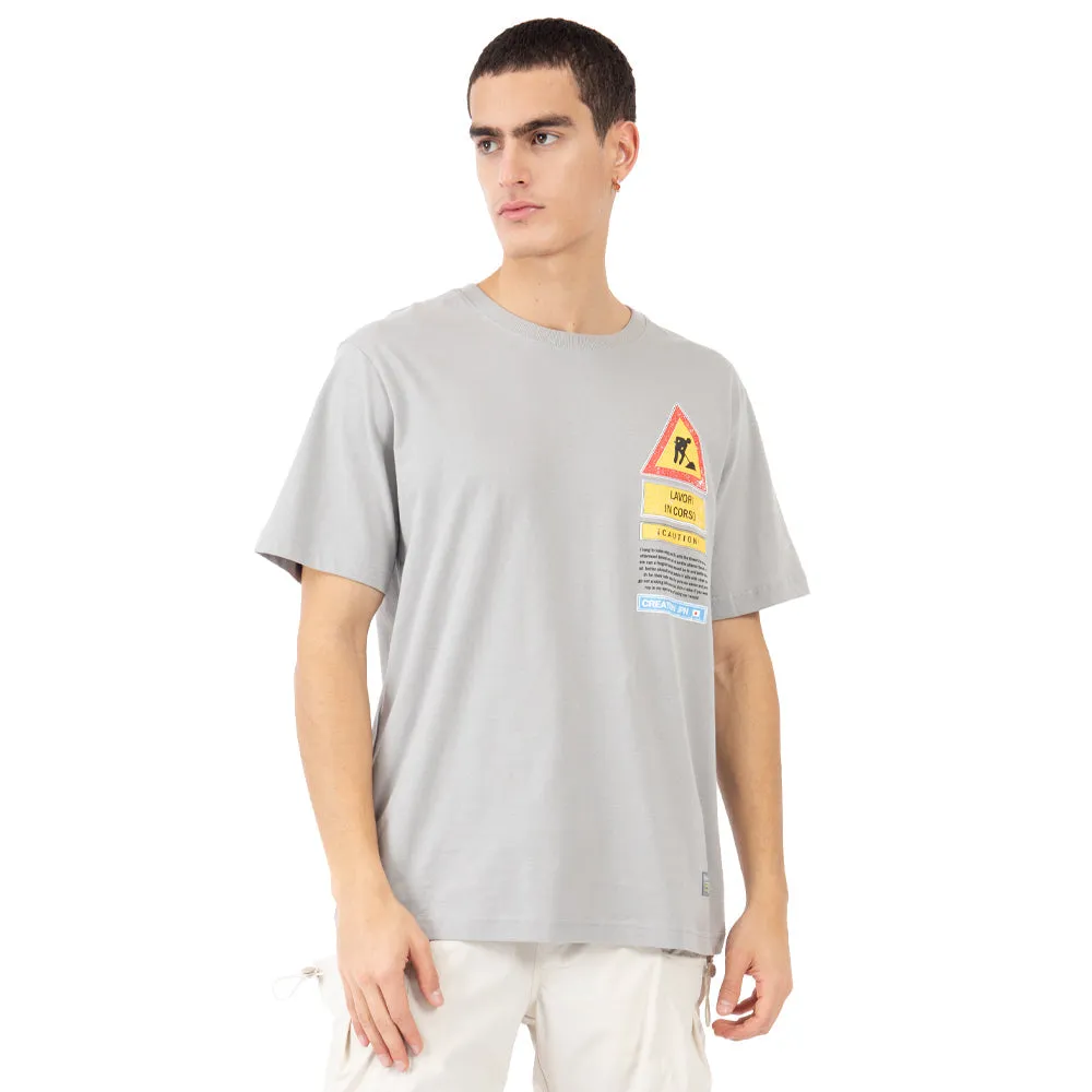 PLAYERA ESTAMPADA MEN AT WORK COLOR GRIS PARA HOMBRE FOREVER 21