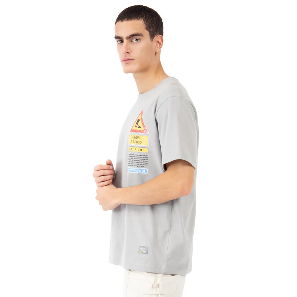PLAYERA ESTAMPADA MEN AT WORK COLOR GRIS PARA HOMBRE FOREVER 21