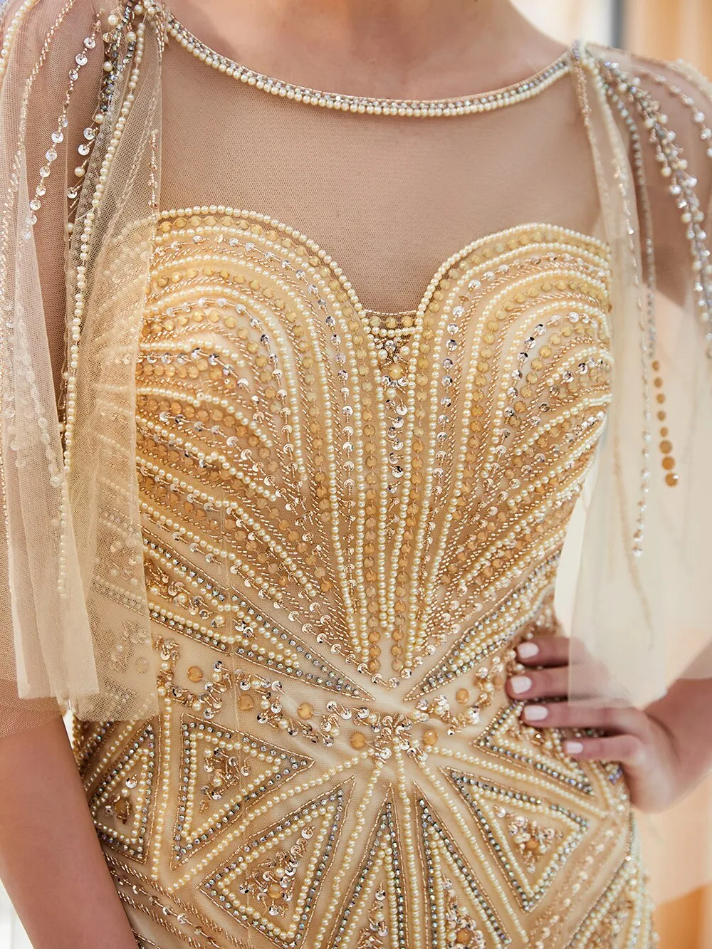 Vestido de Festa Luxo Pérolado com Manta em Tule Detalhado Dourado - Modelo Especial
