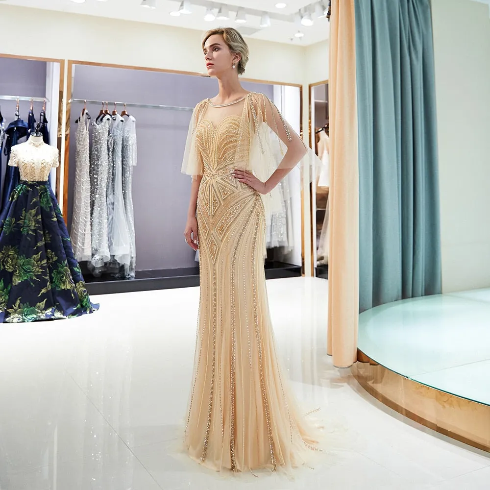Vestido de Festa Luxo Pérolado com Manta em Tule Detalhado Dourado - Modelo Especial
